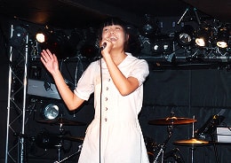 ライブでノリノリで歌う若い女性